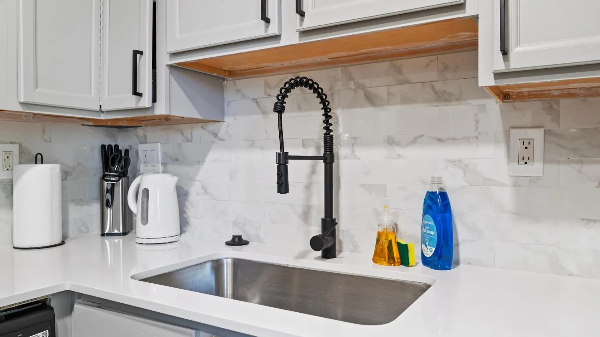 2B1B Stylish Haven With Parking Apartment Tempe