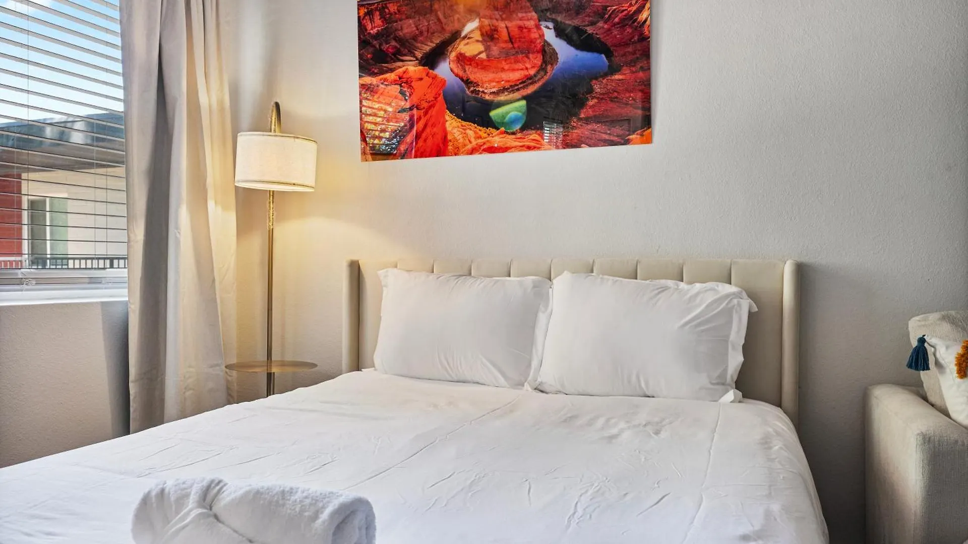 2B1B Stylish Haven With Parking Apartment Tempe